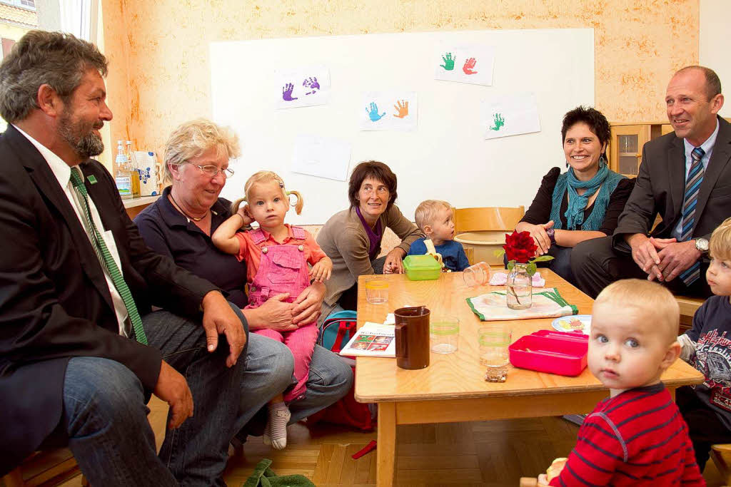 Landtagsabgeordneter Reinhold Pix informiert sich im Kindergarten Grafenhausen ber die neu eingerichtete Gruppe fr Kleinkinder