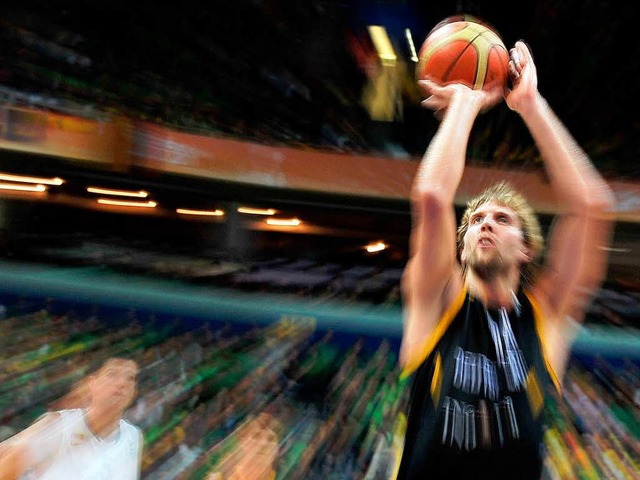 Sein letztes groes Turnier? Dirk Nowitzki in der Partie gegen Litauen.  | Foto: AFP