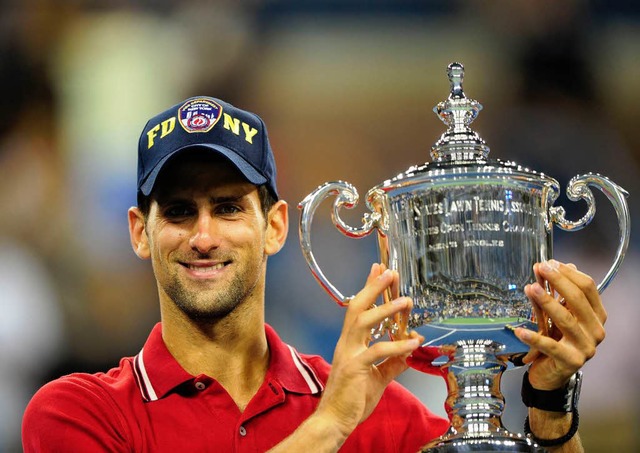 Novak Djokovic mit dem Siegerpokal der US Open  | Foto: AFP