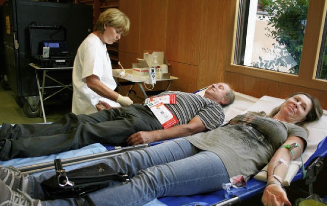 Gut betreut werden die Blutspender beim Spendetermin des DRK in Btzingen.  | Foto: michael saurer