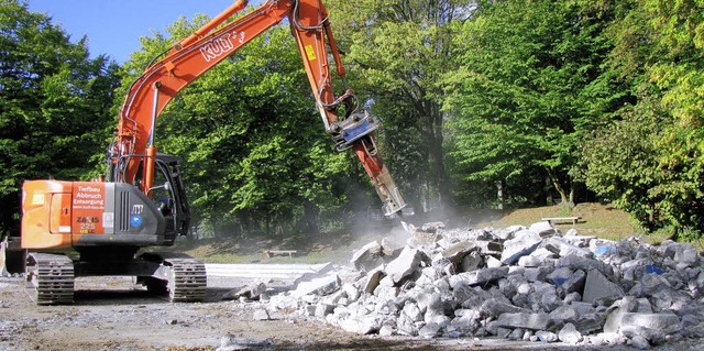 Ein Bagger zerkleinert Betonteile, die... kurzem das Kinderplanschbecken waren.  | Foto: Stadtverwaltung