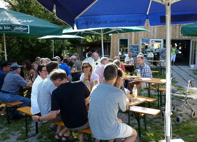 Entspannte Stimmung unterm sonnenschirm beim Brgerhock Zarten   | Foto: privat