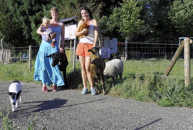 Cora Geigenbauer (links, mit Tochter P...eigenbauer mit ihren Bauernhoftieren.   | Foto: schneider