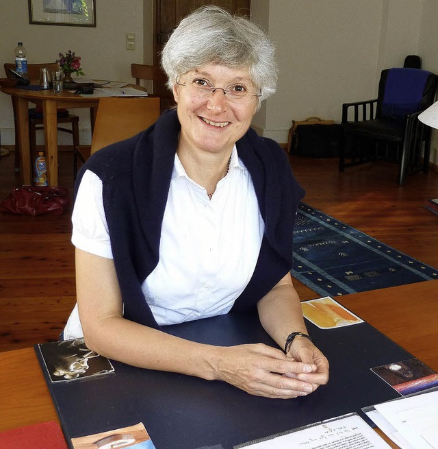 Pfarrerin Eva Bhme an ihrem Schreibti...ulzburg in   ihr neues Amt eingefhrt.  | Foto: Heike   Lemm