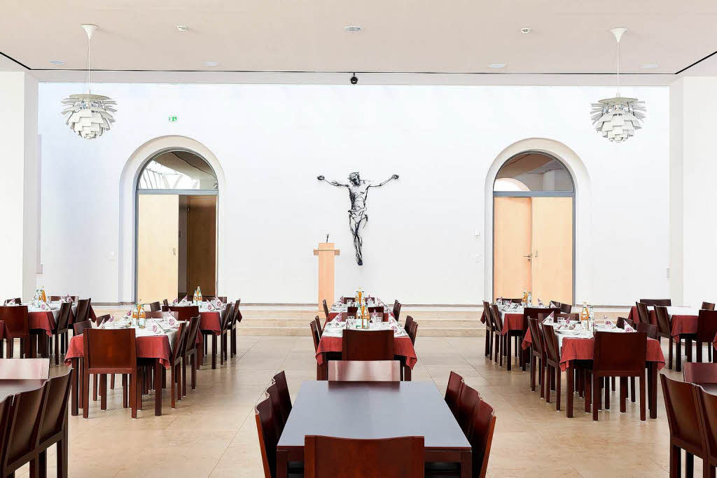 Das groe Mittagessen findet im Speisesaal des Priesterseminars statt. Auf der Seite mit Jesus wird eine lange Tafel aufgestellt, an der Benedikt XVI. speisen wird.