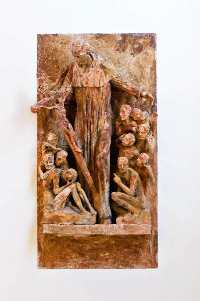 In der Seminarkirche findet sich auch ein Bildnis des  Kirchenpatrons Karl Borromus. Die Gruppe wurde 2009 von Wolfgang Eckert aus Tonerde, Bronze und Eisenmehl geschaffen.