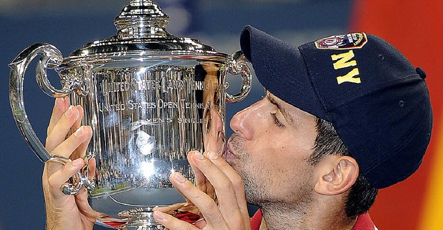 Ein Ksschen fr den Pokal: Novak Djokovic  | Foto: dpa