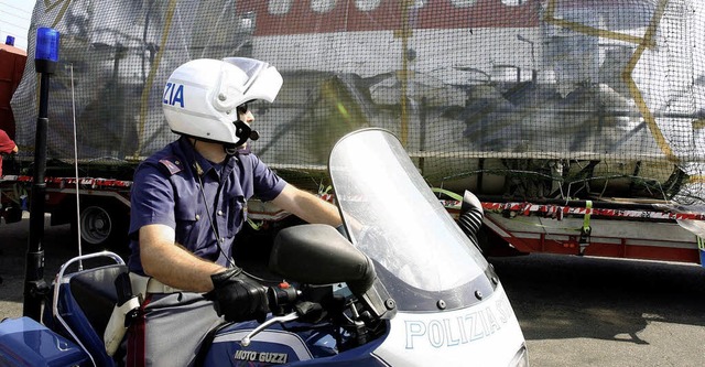 Ein Polizist begleitete den Transport .... Juni 2006 auf dem Weg nach Bologna.   | Foto: dpa