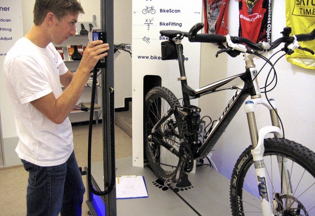 Florian Geyer vermisst mit dem Laser das Fahrrad.   | Foto: Stefan Zahler