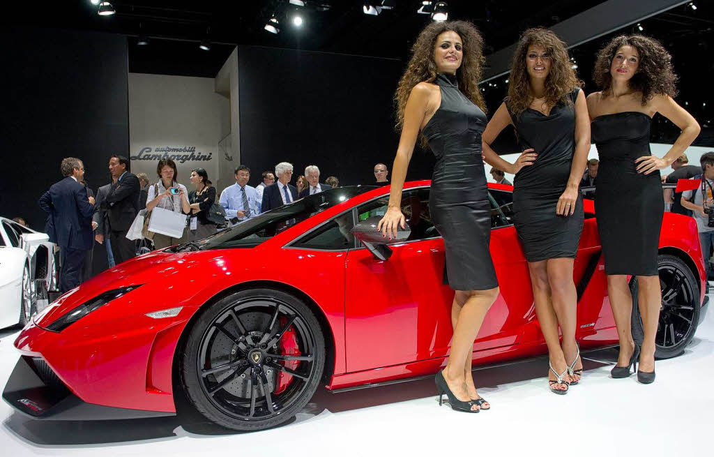 Die Messe-Hostessen enthllen ein neues Modell des Lamborghini Gallardo.