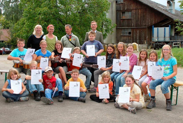 Landrat Hanno Hurth (hinten Mitte) be...ler und Hans Page (von links) freuten.  | Foto: Landratsamt Emmendingen - Ulrich Spitzmller