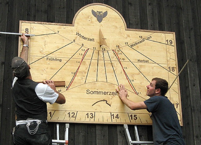 Genau Ma nehmen: Paul und Berthold Sc...n Feldberg eine Sonnenuhr angebracht.   | Foto: Dieter Maurer