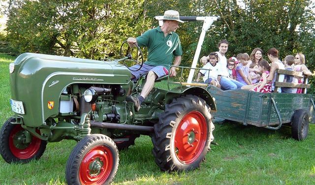 Mit dem  Oldtimer ging es ganz gemtlich ans Ufer der Wiese.   | Foto: privat