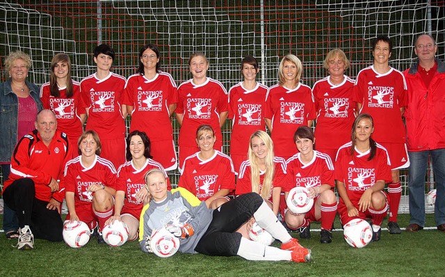 Das Damenfuball-Team des TuS Kleines ...ten Reihe kniet Trainer Ralf Fitzke     | Foto: heiner fabry