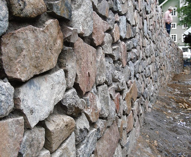 Die Betonmauer ist verkleidet: Dieser ...allfahrtsstnden gen Kirchbergstrae.   | Foto: Stefan Sahli