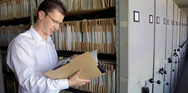 Zwischen Akten: Fachbereichsleiter Thomas Welz.   | Foto: Sabine Ehrentreich