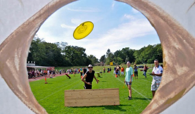 Nein, das geht nicht ins Auge: Beim Frisbee-Spiel war Treffsicherheit gefragt.   | Foto: Alexander Anlicker