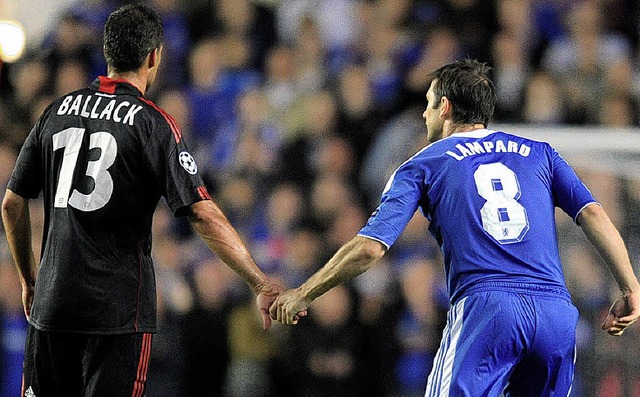 Ballack Hand in Hand mit dem Ex-Kollegen Lampard  | Foto: dpa