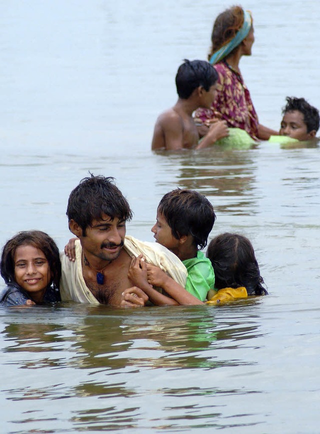 Die Menschen flchten in der Provinz S...d von den berschwemmungen betroffen.   | Foto: dpa
