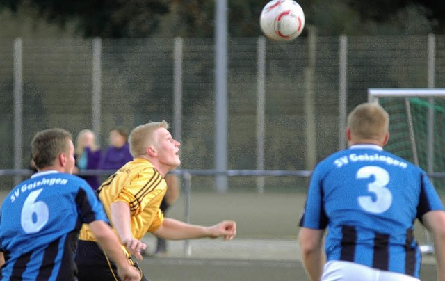 Der Hlzlebrucker Mittelstrmer Stefan...nce des Spiels. Das Spiel endete 1:1.   | Foto: Ruoff