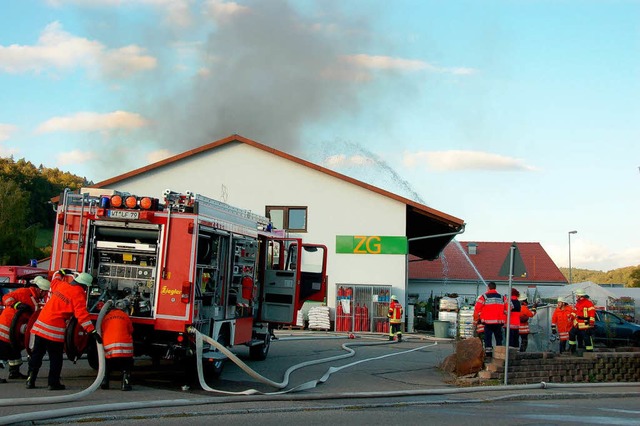 Feuerwehreinsatz zum Ladenschluss! Die Sthlinger ZG brennt!  | Foto: Binner-Schwarz