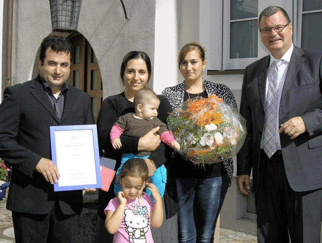 Im Rathaus berreichte Brgermeister G...tengeschenk von Bundesprsident Wulff.  | Foto: Ute Schler