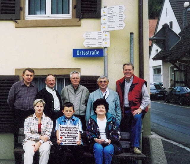 2001: Mitglieder der Ortsgruppe Kleine...genetzes  durch den Schwarzwaldverein   | Foto: SWV  Kleines Wiesental