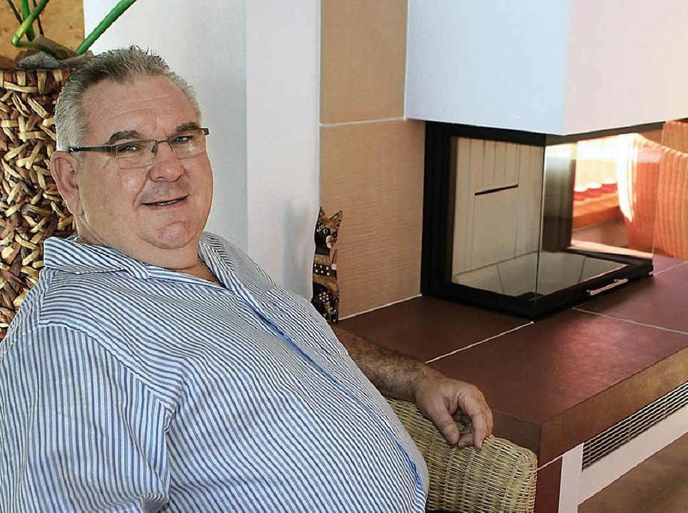 Rolf Rinkel freut sich am Wochenende a...ucher im Kachelofen- und Kamincenter.   | Foto: Gerda Oswald