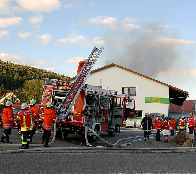 Zu einem Brand im ZG-Markt in Sthling...e die Feuerwehr am Mittwochabend aus.   | Foto: Jutta Binner-Schwarz