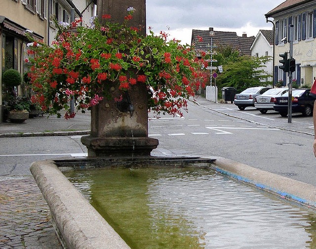 Der Brunnen am Lindenplatz ist nicht n...ung zur Verkehrsberuhigung beitragen.   | Foto: MINK