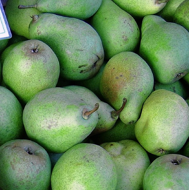 Auf dem Wochenmarkt ist die Zeit der B...rchte aus den Auslagen der Anbieter.   | Foto: wm