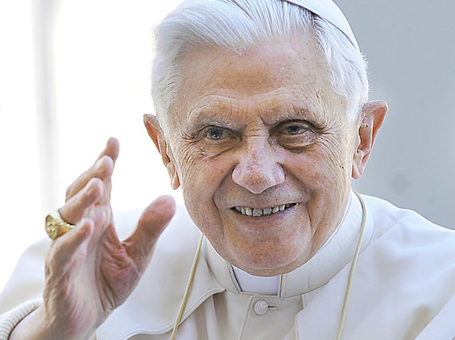 Papst Benedikt XVI. kommt am 24. und 25. September nach Freiburg.  | Foto: dpa