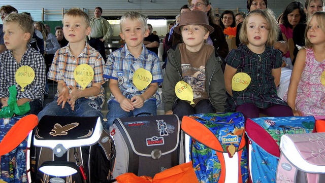 Aufgeregte Kinder bei ihrer Einschulung in der Dinkelbergschule   | Foto: Petra Wunderle