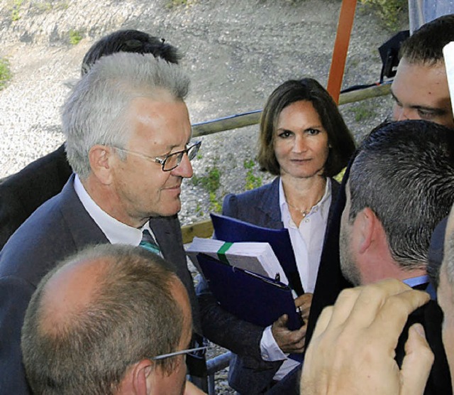 Joachim Rnzi (rechts) berreicht Mini... Listen mit den 7275 Unterschriften.    | Foto: Staub