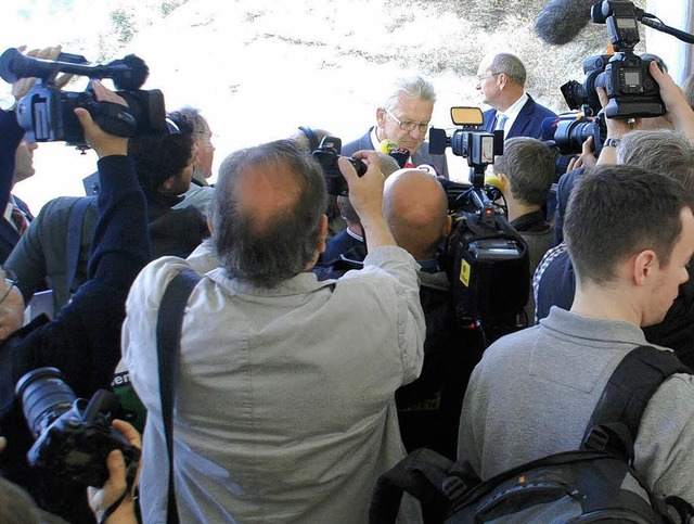 Vor der Linse: Ministerprsident Krets...einem Besuch im neuen Wasserkraftwerk   | Foto: Ralf Staub