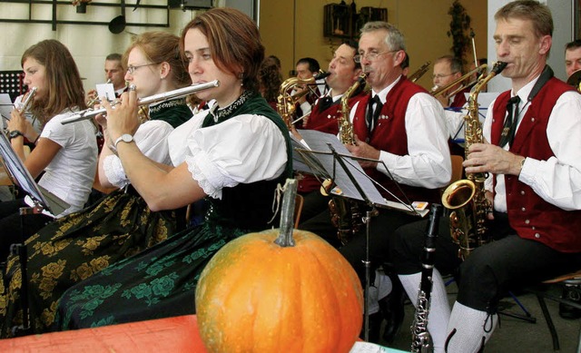 Auch die Trachtenkapelle Yach aus dem ...nschaft fr musikalische Unterhaltung.  | Foto: herbert trogus