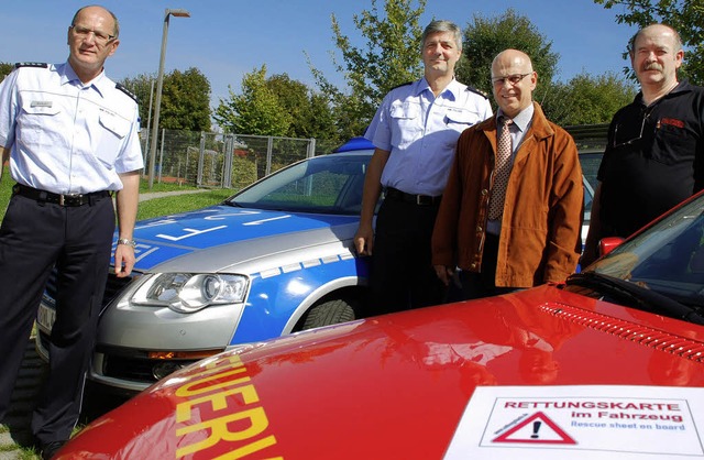 Markus Braun und Reinhard Renter von d...euen Autos Rettungskarten einzusetzen. 