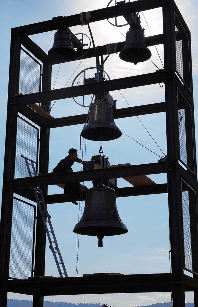 Frisch gegossen: Die Glocken werden installiert.  | Foto: Thomas Kunz