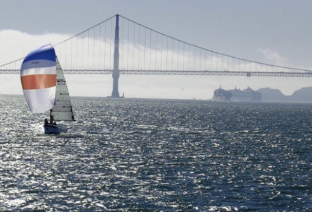 Oma Caroline segelt davon, im Hintergrund die Golden Gate Bridge.   | Foto: Martin Graff