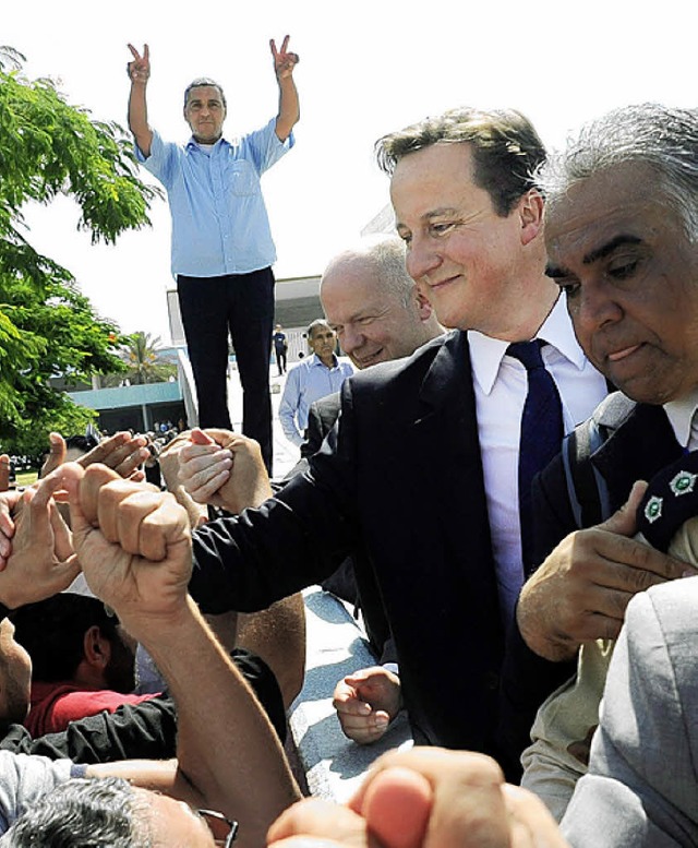 Premierminister Cameron beim Bad in der Menge  | Foto: dpa