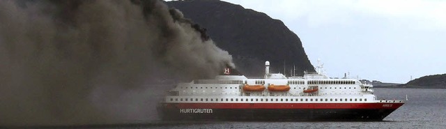 Dicker Rauch ber lesund: die Nordlys kurz vor ihrem Eintreffen in den Hafen  | Foto: dpa