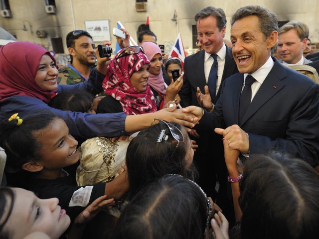 Bad in der Menge: Davic Cameron und Nikolas Sarkozy in Bengasi  | Foto: AFP