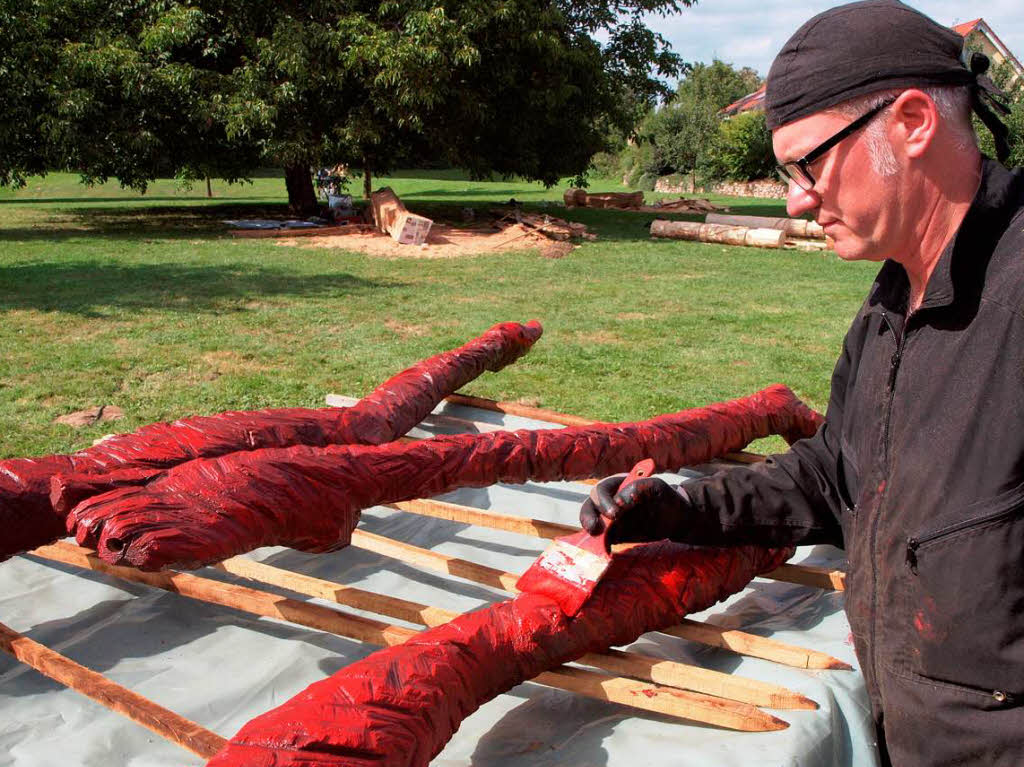 Wladimir Rudolf setzt bei seiner Arbeit auf knallrote Farbe. Wladimir Rudolf setzt bei seiner Arbeit auf knallrote Farbe.