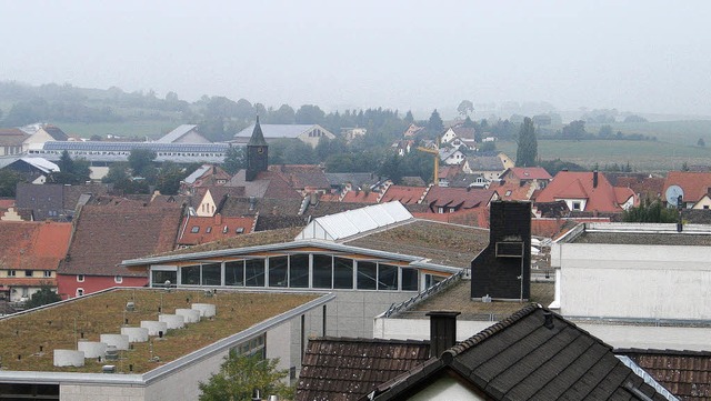 Da Dach der Werkrealschule (links), de...ts  mit Solarmodulen bestckt werden.   | Foto: Martin Wunderle