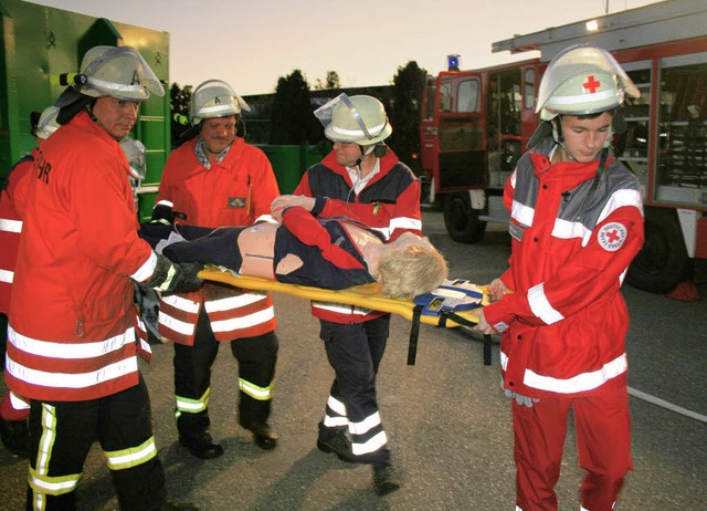 Die Zusammenarbeit funktioniert. DRK, ...d bei der jngsten Probe in hlingen.   | Foto: Luisa Denz