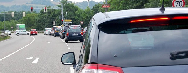 Die Linksabbiegespur wird knftig krz...tsabbiegen nach Friedlingen bequemer.   | Foto: Lauber