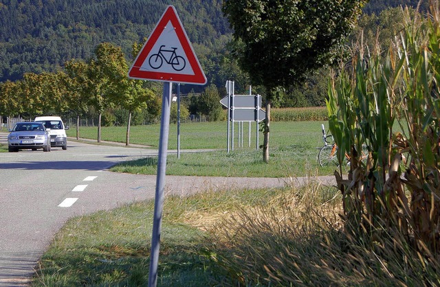 An diesem Radweg im Dreisamtal weist ein Schild auf die Gefahr am Maisfeld hin.   | Foto: Franz Dannecker