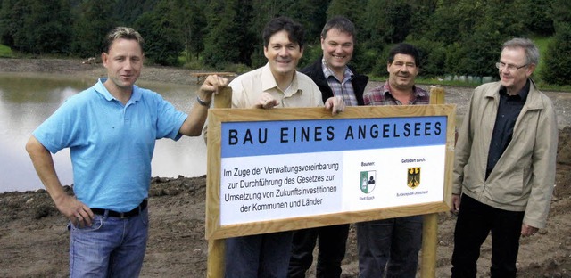 Freude bei der Bauabnahme: Bauleiter K...ngelvereins Oberes Elztal (von links).  | Foto: Roland Gutjahr