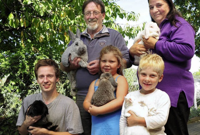 Familie Gdi mit Kaninchen: Martin, Pe...e und Waltraud (von links nach rechts)  | Foto: Thomas Kunz