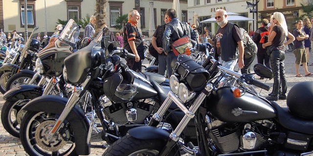 Motorrder und Motorradfahrer gehren ...chenende zum Bad Sckinger Stadtbild.   | Foto: Hildegard Siebold